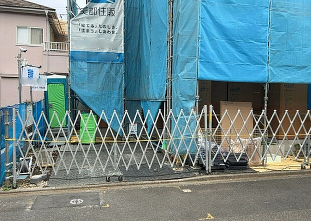 住宅用の土地では前面道路に2m以上接していなければならないと法律で定められています。しかし、お持ちの車のサイズやライフスタイルなどにより、2mでは利便が悪い場合もございますので、事前に確認しましょう。