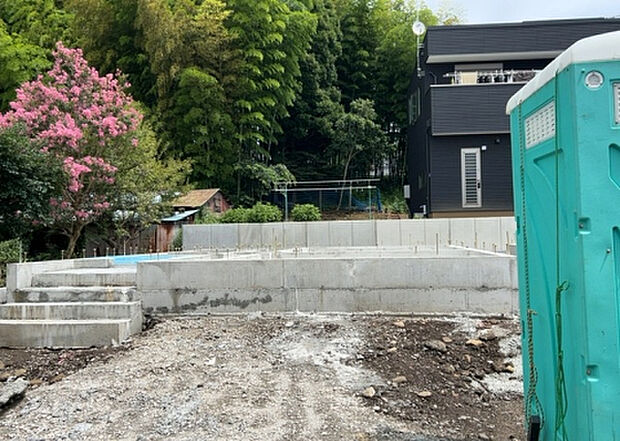 木造住宅とは土台、壁、柱など建築物の強度を支える構造体の材に木が使用されている構造を指します。構造体は建物の自重を支えるだけではなく風圧や水圧、積裁荷重などあらゆる衝撃に耐えるための基礎です。