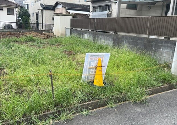 車一台あたりに必要なスペースは、標準サイズの普通自動車で横幅2m50cm、長さ5mは必要になります。ただし、乗降のことも考慮して横幅3m30cm、長さ5m50cmほどは確保できるところを選びましょう。