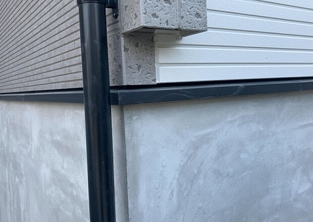 木造住宅とは土台、壁、柱など建築物の強度を支える構造体の材に木が使用されている構造を指します。構造体は建物の自重を支えるだけではなく風圧や水圧、積裁荷重などあらゆる衝撃に耐えるための基礎です。