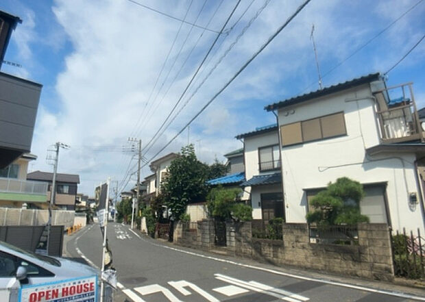 桜や紅葉の名所に出かける人は多いと思いますが、家にいながら季節の移ろいを感じる生活を送りませんか?リビングや窓から見える景色が生活を彩るワンポイントに!現地から見える景色を堪能してみては如何でしょう。