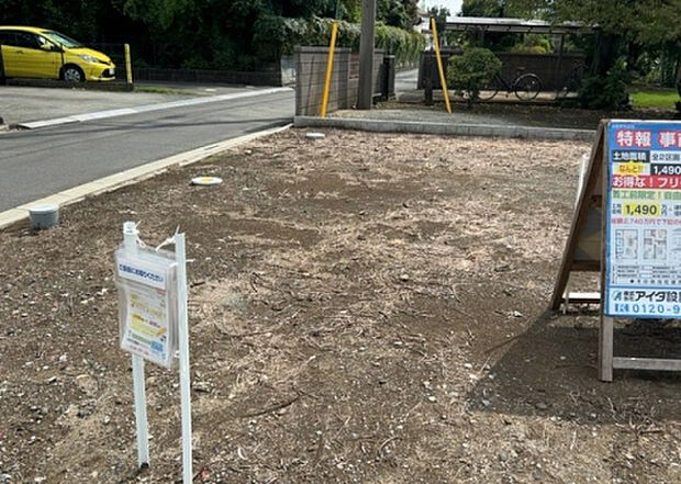 車一台あたりに必要なスペースは、標準サイズの普通自動車で横幅2m50cm、長さ5mは必要になります。ただし、乗降のことも考慮して横幅3m30cm、長さ5m50cmほどは確保できるところを選びましょう。