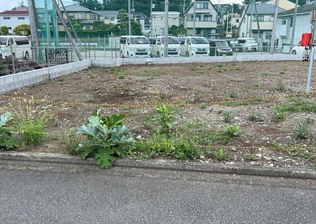 車一台あたりに必要なスペースは、標準サイズの普通自動車で横幅2m50cm、長さ5mは必要になります。ただし、乗降のことも考慮して横幅3m30cm、長さ5m50cmほどは確保できるところを選びましょう。