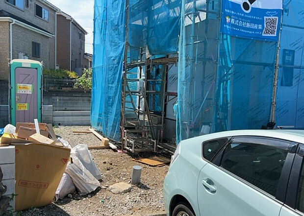 住宅用の土地では前面道路に2m以上接していなければならないと法律で定められています。しかし、お持ちの車のサイズやライフスタイルなどにより、2mでは利便が悪い場合もございますので、事前に確認しましょう。