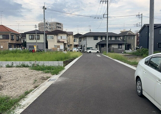住宅用の土地では前面道路に2m以上接していなければならないと法律で定められています。しかし、お持ちの車のサイズやライフスタイルなどにより、2mでは利便が悪い場合もございますので、事前に確認しましょう。