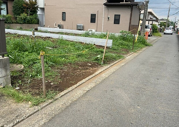 住宅用の土地では前面道路に2m以上接していなければならないと法律で定められています。しかし、お持ちの車のサイズやライフスタイルなどにより、2mでは利便が悪い場合もございますので、事前に確認しましょう。