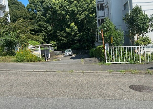 桜や紅葉の名所に出かける人は多いと思いますが、家にいながら季節の移ろいを感じる生活を送りませんか?リビングや窓から見える景色が生活を彩るワンポイントに!現地から見える景色を堪能してみては如何でしょう。