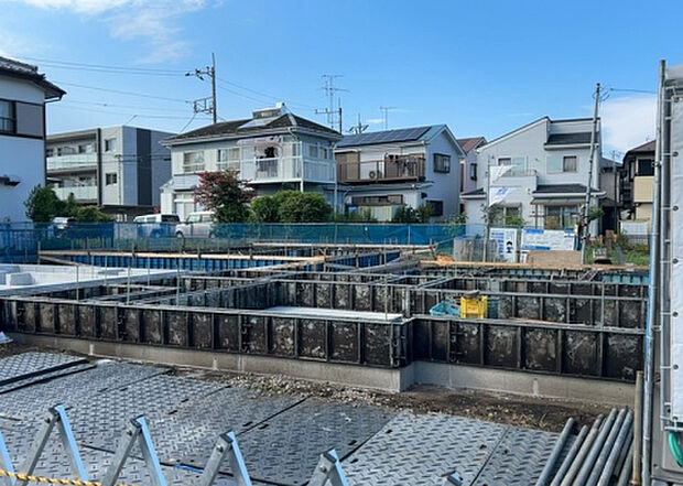 木造住宅とは土台、壁、柱など建築物の強度を支える構造体の材に木が使用されている構造を指します。構造体は建物の自重を支えるだけではなく風圧や水圧、積裁荷重などあらゆる衝撃に耐えるための基礎です。