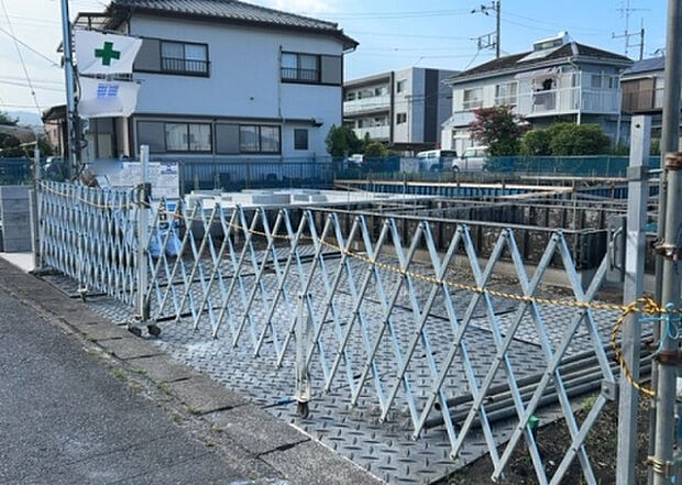 車一台あたりに必要なスペースは、標準サイズの普通自動車で横幅2m50cm、長さ5mは必要になります。ただし、乗降のことも考慮して横幅3m30cm、長さ5m50cmほどは確保できるところを選びましょう。