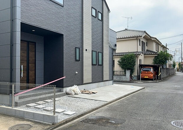 住宅用の土地では前面道路に2m以上接していなければならないと法律で定められています。しかし、お持ちの車のサイズやライフスタイルなどにより、2mでは利便が悪い場合もございますので、事前に確認しましょう。