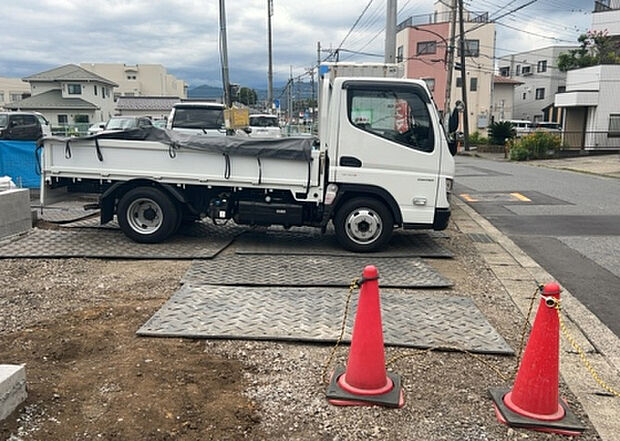車一台あたりに必要なスペースは、標準サイズの普通自動車で横幅2m50cm、長さ5mは必要になります。ただし、乗降のことも考慮して横幅3m30cm、長さ5m50cmほどは確保できるところを選びましょう。