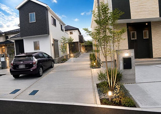住宅用の土地では前面道路に2m以上接していなければならないと法律で定められています。しかし、お持ちの車のサイズやライフスタイルなどにより、2mでは利便が悪い場合もございますので、事前に確認しましょう。