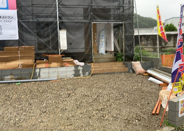 住宅用の土地では前面道路に2m以上接していなければならないと法律で定められています。しかし、お持ちの車のサイズやライフスタイルなどにより、2mでは利便が悪い場合もございますので、事前に確認しましょう。
