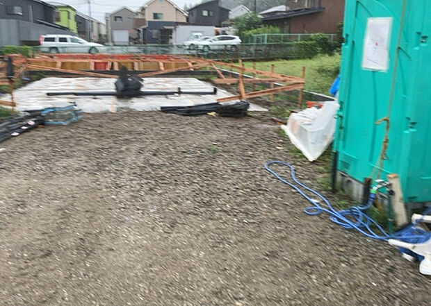 車一台あたりに必要なスペースは、標準サイズの普通自動車で横幅2m50cm、長さ5mは必要になります。ただし、乗降のことも考慮して横幅3m30cm、長さ5m50cmほどは確保できるところを選びましょう。