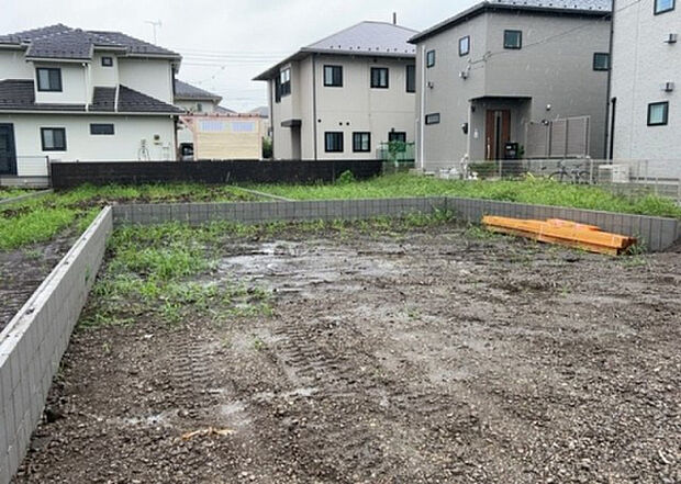 木造住宅とは土台、壁、柱など建築物の強度を支える構造体の材に木が使用されている構造を指します。構造体は建物の自重を支えるだけではなく風圧や水圧、積裁荷重などあらゆる衝撃に耐えるための基礎です。