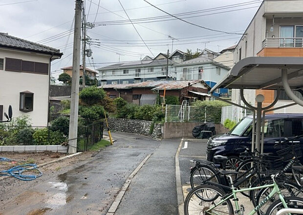 住宅用の土地では前面道路に2m以上接していなければならないと法律で定められています。しかし、お持ちの車のサイズやライフスタイルなどにより、2mでは利便が悪い場合もございますので、事前に確認しましょう。