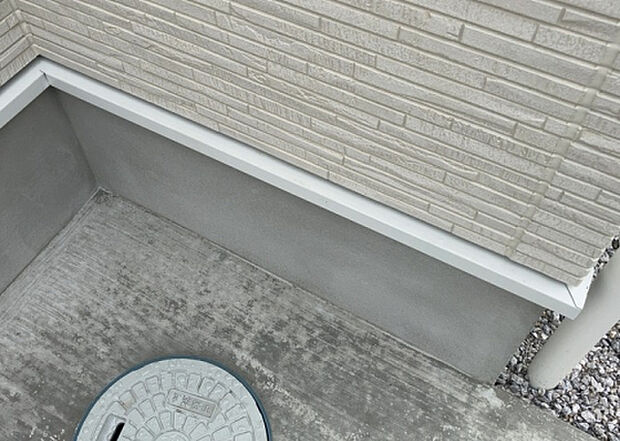 木造住宅とは土台、壁、柱など建築物の強度を支える構造体の材に木が使用されている構造を指します。構造体は建物の自重を支えるだけではなく風圧や水圧、積裁荷重などあらゆる衝撃に耐えるための基礎です。