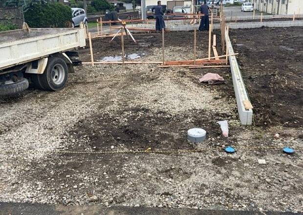 住宅用の土地では前面道路に2m以上接していなければならないと法律で定められています。しかし、お持ちの車のサイズやライフスタイルなどにより、2mでは利便が悪い場合もございますので、事前に確認しましょう。