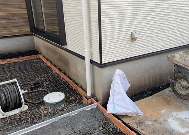 木造住宅とは土台、壁、柱など建築物の強度を支える構造体の材に木が使用されている構造を指します。構造体は建物の自重を支えるだけではなく風圧や水圧、積裁荷重などあらゆる衝撃に耐えるための基礎です。