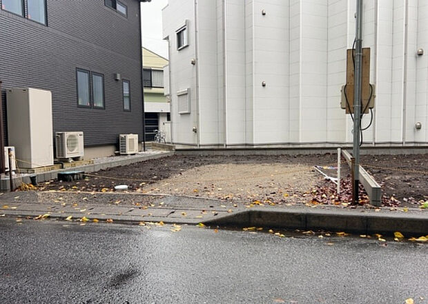 住宅用の土地では前面道路に2m以上接していなければならないと法律で定められています。しかし、お持ちの車のサイズやライフスタイルなどにより、2mでは利便が悪い場合もございますので、事前に確認しましょう。