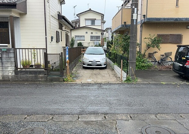 住宅用の土地では前面道路に2m以上接していなければならないと法律で定められています。しかし、お持ちの車のサイズやライフスタイルなどにより、2mでは利便が悪い場合もございますので、事前に確認しましょう。