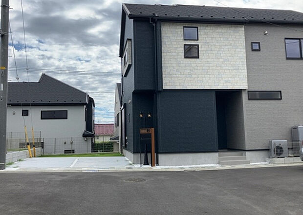 住宅用の土地では前面道路に2m以上接していなければならないと法律で定められています。しかし、お持ちの車のサイズやライフスタイルなどにより、2mでは利便が悪い場合もございますので、事前に確認しましょう。