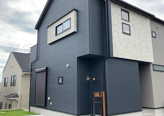 木造住宅とは土台、壁、柱など建築物の強度を支える構造体の材に木が使用されている構造を指します。構造体は建物の自重を支えるだけではなく風圧や水圧、積裁荷重などあらゆる衝撃に耐えるための基礎です。