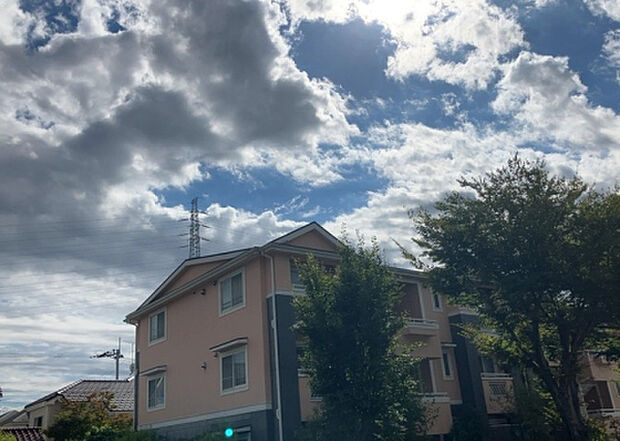 桜や紅葉の名所に出かける人は多いと思いますが、家にいながら季節の移ろいを感じる生活を送りませんか？リビングや窓から見える景色が生活を彩るワンポイントに！現地から見える景色を堪能してみては如何でしょう。