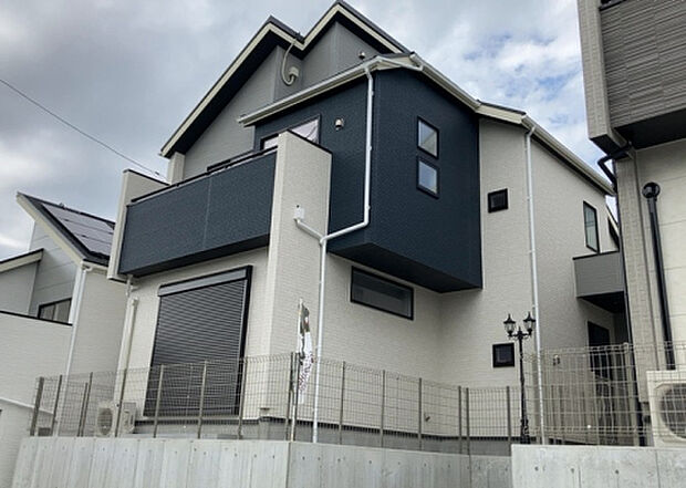 木造住宅とは土台、壁、柱など建築物の強度を支える構造体の材に木が使用されている構造を指します。構造体は建物の自重を支えるだけではなく風圧や水圧、積裁荷重などあらゆる衝撃に耐えるための基礎です。