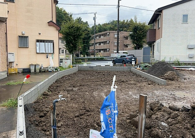 木造住宅とは土台、壁、柱など建築物の強度を支える構造体の材に木が使用されている構造を指します。構造体は建物の自重を支えるだけではなく風圧や水圧、積裁荷重などあらゆる衝撃に耐えるための基礎です。