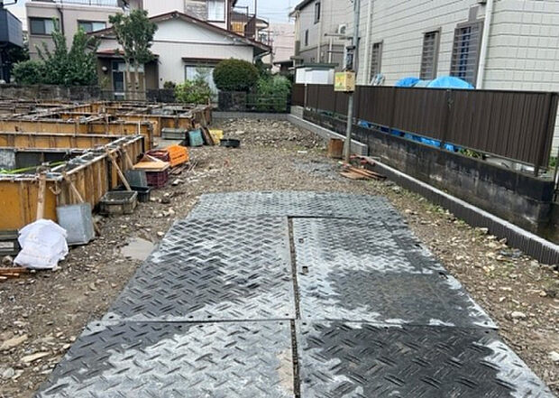 車一台あたりに必要なスペースは、標準サイズの普通自動車で横幅2m50cm、長さ5mは必要になります。ただし、乗降のことも考慮して横幅3m30cm、長さ5m50cmほどは確保できるところを選びましょう。