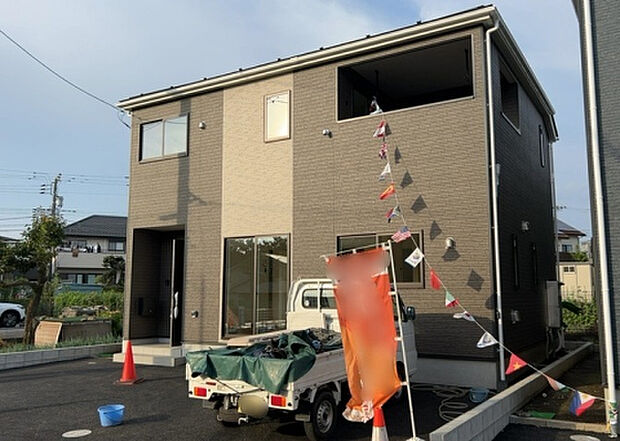 ついに完成致しました！現地をご見学に行く際は、道路の幅や周辺の交通量、施設などをご確認頂くことをおすすめします！物件の流れが早いため、内見をしたい方はお早めに当社営業までお問い合わせ頂きご予約下さい！