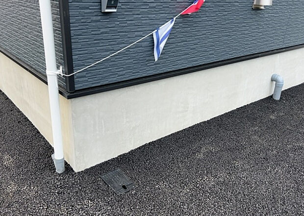 木造住宅とは土台、壁、柱など建築物の強度を支える構造体の材に木が使用されている構造を指します。構造体は建物の自重を支えるだけではなく風圧や水圧、積裁荷重などあらゆる衝撃に耐えるための基礎です。