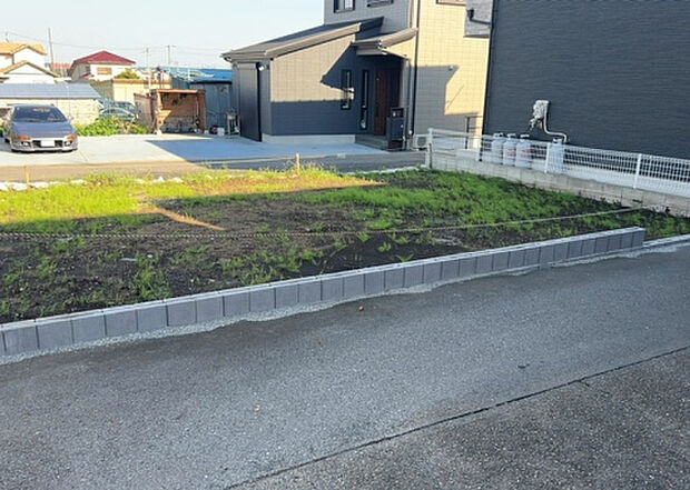 住宅用の土地では前面道路に2m以上接していなければならないと法律で定められています。しかし、お持ちの車のサイズやライフスタイルなどにより、2mでは利便が悪い場合もございますので、事前に確認しましょう。