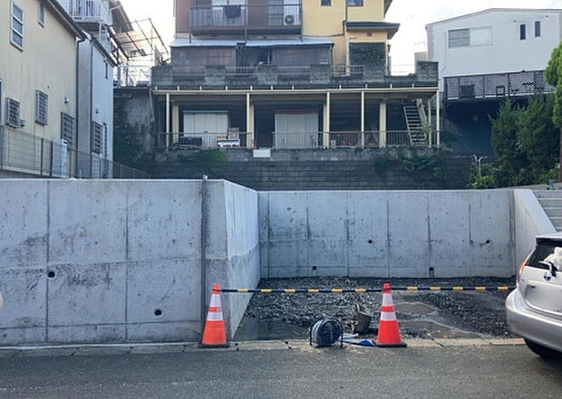 住宅用の土地では前面道路に2m以上接していなければならないと法律で定められています。しかし、お持ちの車のサイズやライフスタイルなどにより、2mでは利便が悪い場合もございますので、事前に確認しましょう。