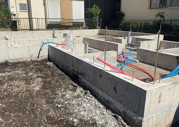 木造住宅とは土台、壁、柱など建築物の強度を支える構造体の材に木が使用されている構造を指します。構造体は建物の自重を支えるだけではなく風圧や水圧、積裁荷重などあらゆる衝撃に耐えるための基礎です。