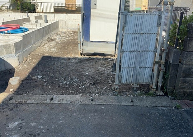 車一台あたりに必要なスペースは、標準サイズの普通自動車で横幅2m50cm、長さ5mは必要になります。ただし、乗降のことも考慮して横幅3m30cm、長さ5m50cmほどは確保できるところを選びましょう。