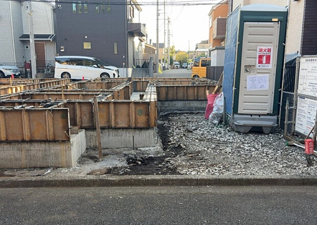 現地をご見学に行く際は、道路の幅や周辺の交通量、施設などをご確認頂くことをおすすめします!ある程度イメージをつけたいという場合は、同売主の施工事例や完成パースもお見せします。