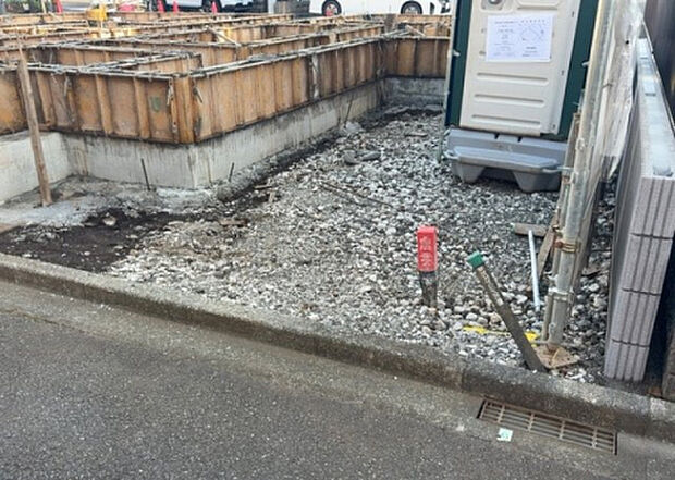 車一台あたりに必要なスペースは、標準サイズの普通自動車で横幅2m50cm、長さ5mは必要になります。ただし、乗降のことも考慮して横幅3m30cm、長さ5m50cmほどは確保できるところを選びましょう。