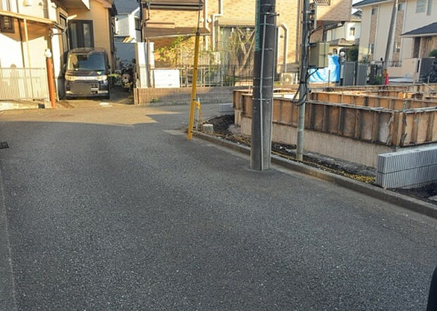住宅用の土地では前面道路に2m以上接していなければならないと法律で定められています。しかし、お持ちの車のサイズやライフスタイルなどにより、2mでは利便が悪い場合もございますので、事前に確認しましょう。