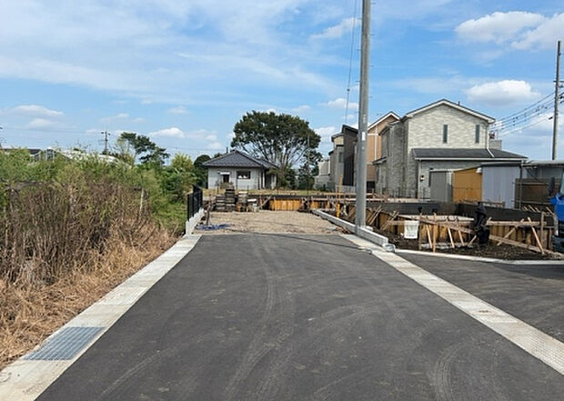 住宅用の土地では前面道路に2m以上接していなければならないと法律で定められています。しかし、お持ちの車のサイズやライフスタイルなどにより、2mでは利便が悪い場合もございますので、事前に確認しましょう。