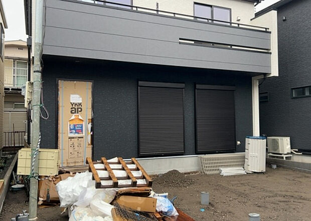 木造住宅とは土台、壁、柱など建築物の強度を支える構造体の材に木が使用されている構造を指します。構造体は建物の自重を支えるだけではなく風圧や水圧、積裁荷重などあらゆる衝撃に耐えるための基礎です。