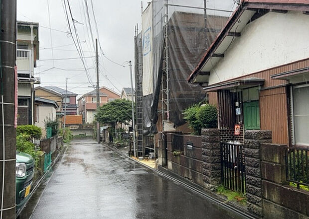 住宅用の土地では前面道路に2m以上接していなければならないと法律で定められています。しかし、お持ちの車のサイズやライフスタイルなどにより、2mでは利便が悪い場合もございますので、事前に確認しましょう。
