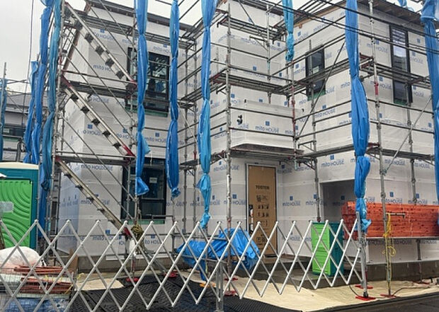 現地をご見学に行く際は、道路の幅や周辺の交通量、施設などをご確認頂くことをおすすめします！ある程度イメージをつけたいという場合は、同売主の施工事例や完成パースもお見せします。