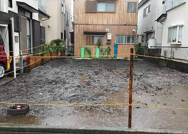 木造住宅とは土台、壁、柱など建築物の強度を支える構造体の材に木が使用されている構造を指します。構造体は建物の自重を支えるだけではなく風圧や水圧、積裁荷重などあらゆる衝撃に耐えるための基礎です。
