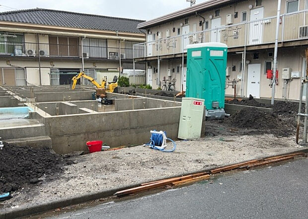 現地をご見学に行く際は、道路の幅や周辺の交通量、施設などをご確認頂くことをおすすめします！ある程度イメージをつけたいという場合は、同売主の施工事例や完成パースもお見せします。
