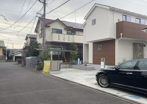 住宅用の土地では前面道路に2m以上接していなければならないと法律で定められています。しかし、お持ちの車のサイズやライフスタイルなどにより、2mでは利便が悪い場合もございますので、事前に確認しましょう。