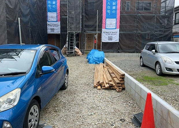 車一台あたりに必要なスペースは、標準サイズの普通自動車で横幅2m50cm、長さ5mは必要になります。ただし、乗降のことも考慮して横幅3m30cm、長さ5m50cmほどは確保できるところを選びましょう。