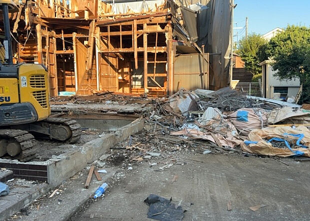 木造住宅とは土台、壁、柱など建築物の強度を支える構造体の材に木が使用されている構造を指します。構造体は建物の自重を支えるだけではなく風圧や水圧、積裁荷重などあらゆる衝撃に耐えるための基礎です。