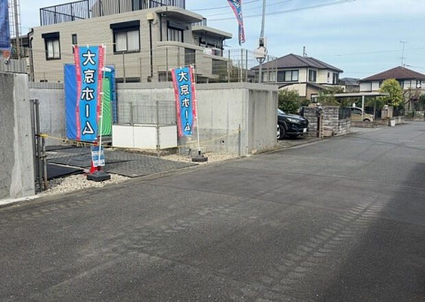 住宅用の土地では前面道路に2m以上接していなければならないと法律で定められています。しかし、お持ちの車のサイズやライフスタイルなどにより、2mでは利便が悪い場合もございますので、事前に確認しましょう。